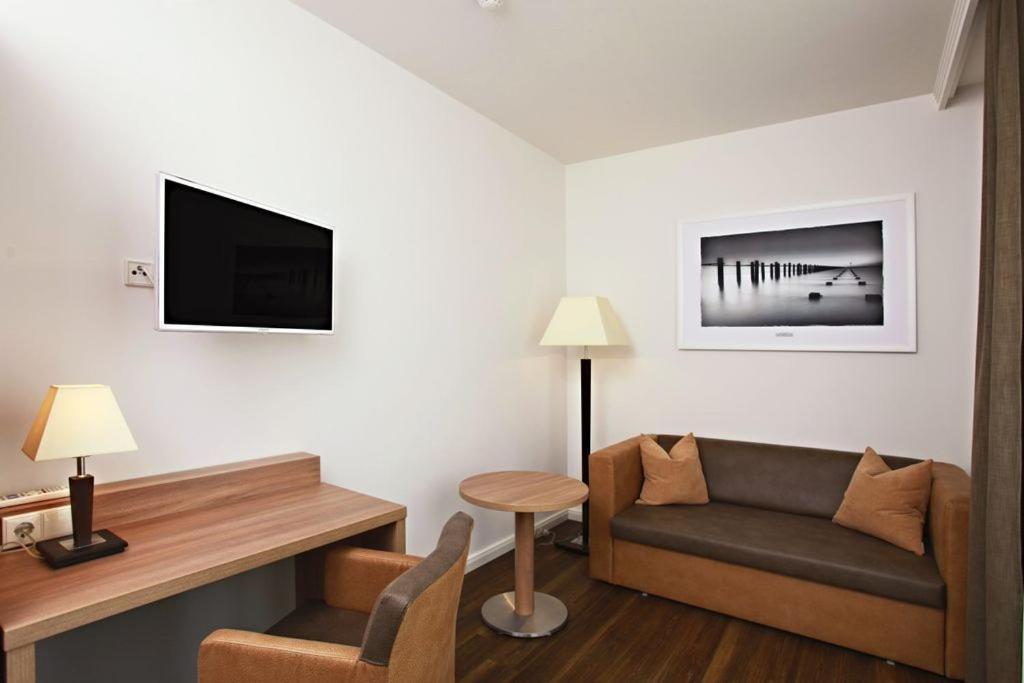 רוסטוק Hotel Warnow מראה חיצוני תמונה