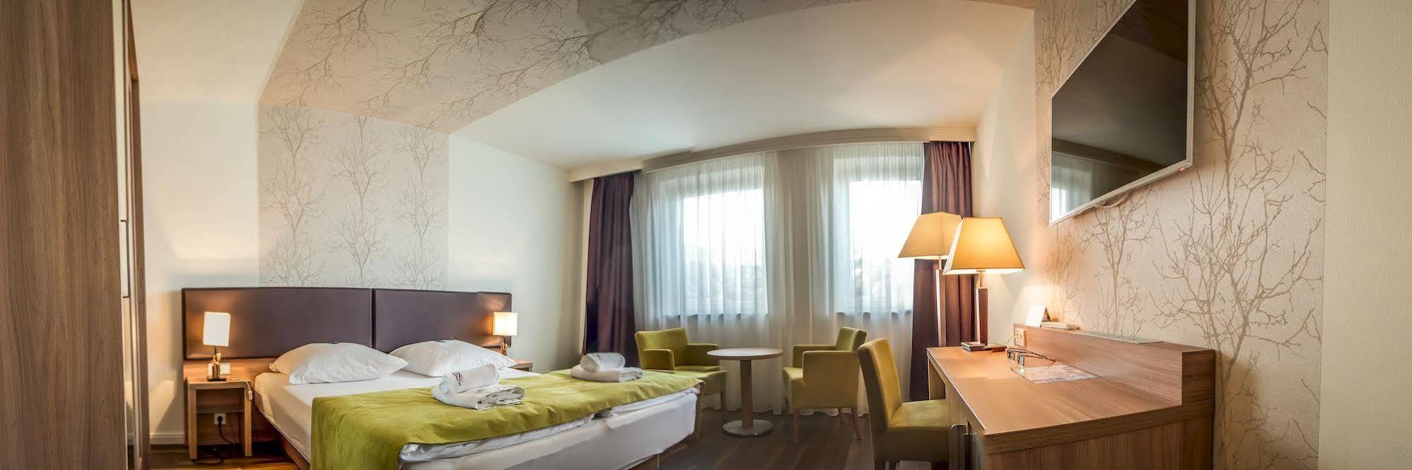רוסטוק Hotel Warnow מראה חיצוני תמונה