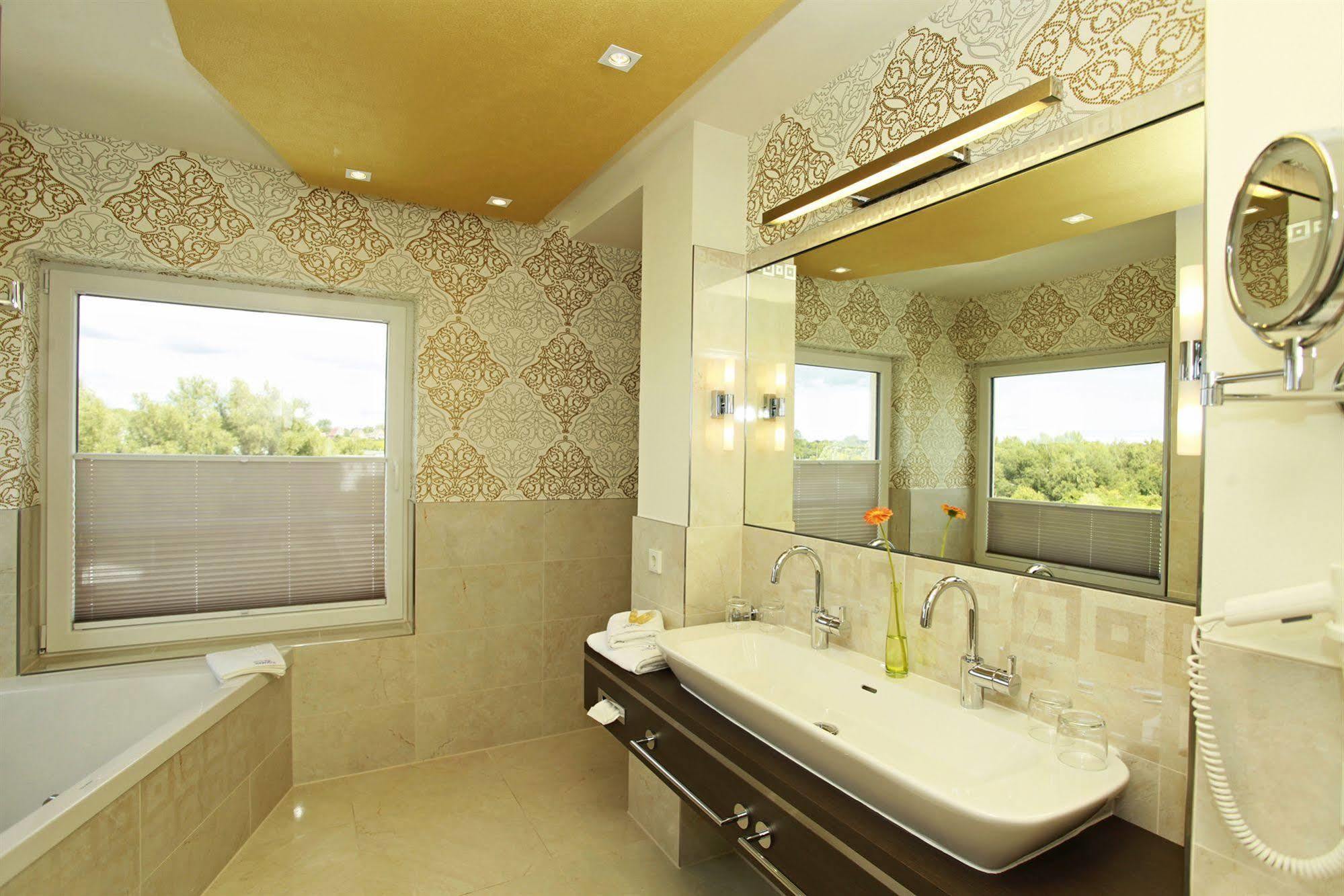 רוסטוק Hotel Warnow מראה חיצוני תמונה