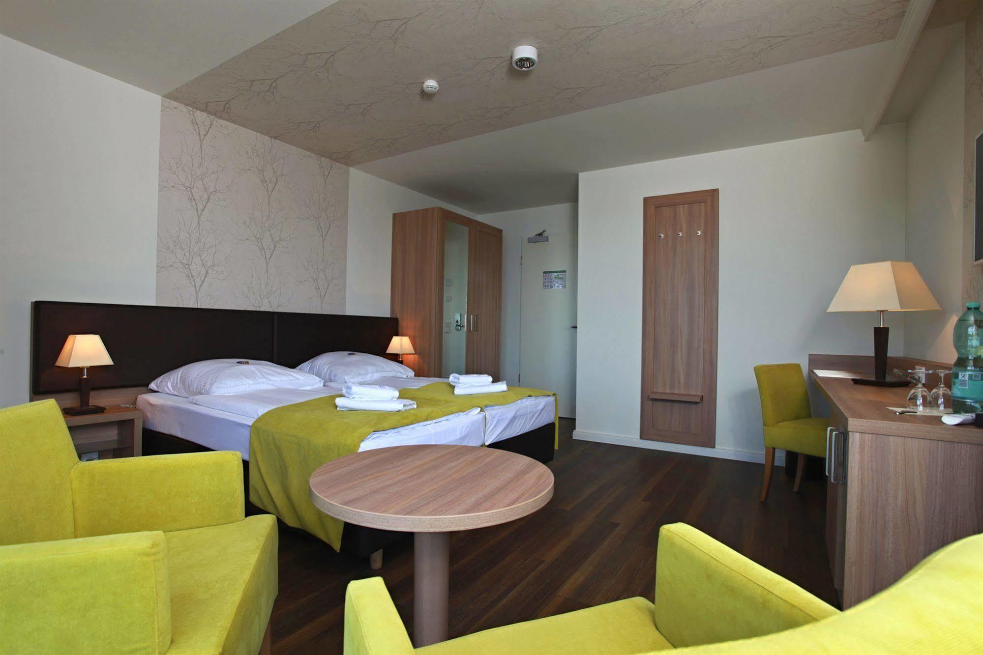 רוסטוק Hotel Warnow מראה חיצוני תמונה