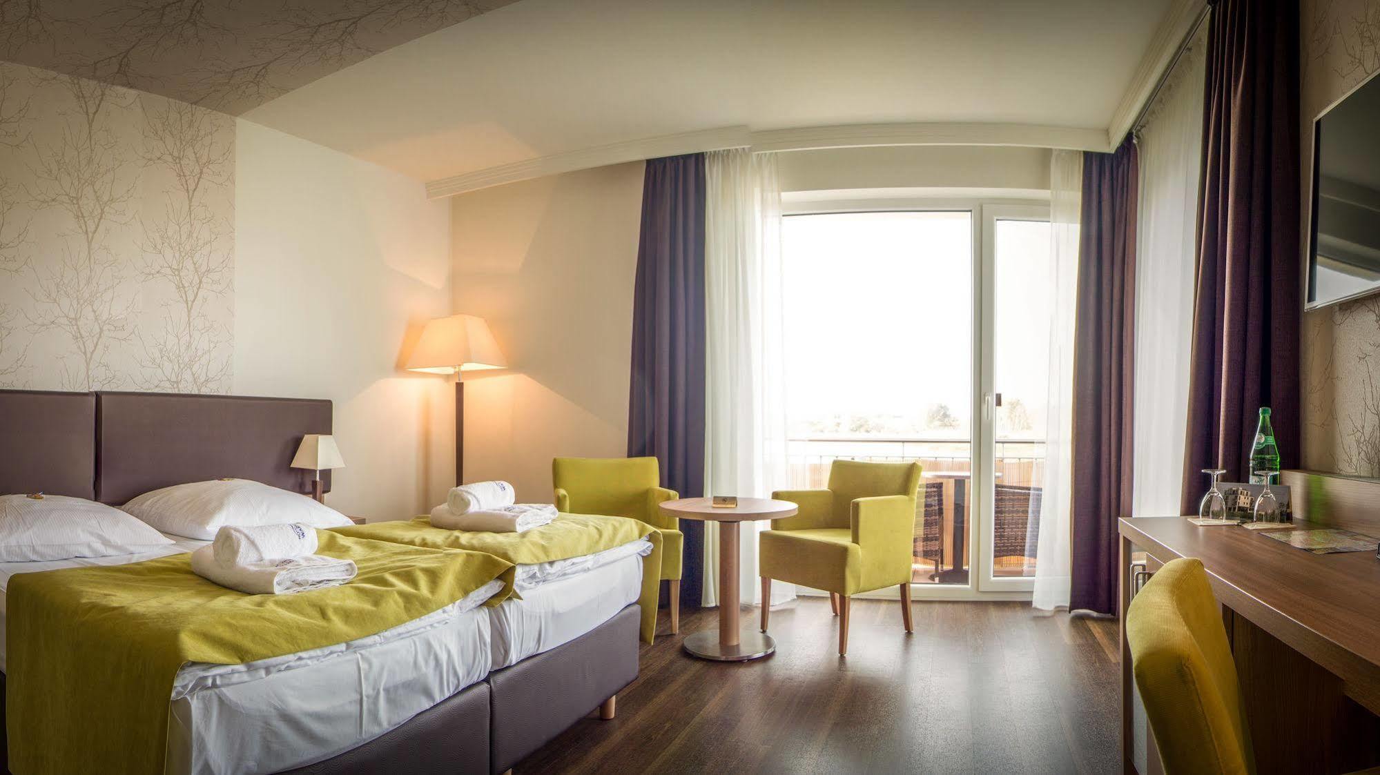 רוסטוק Hotel Warnow מראה חיצוני תמונה